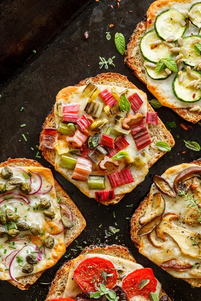 Toast Vegetariano Con Fette Pane Alla Griglia Con Aggiunta Formaggio — Foto Stock