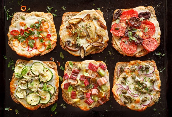 Vegetariánský Toast Grilovanými Plátky Chleba Přídavkem Sýra Nejrůznějších Zeleninových Jídel — Stock fotografie