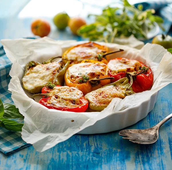 Pieczone Wielobarwne Papryki Nadziewane Bulgur Suszonych Pomidorów Ziół Serów Naczyniu — Zdjęcie stockowe