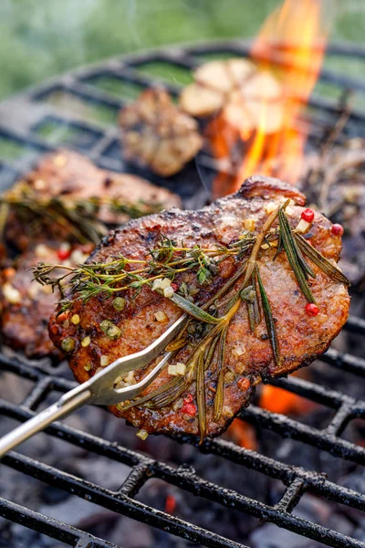 Grillezett Sertés Nyak Sertés Steak Azzal Kiegészítéssel Gyógynövények Fűszerek Ona — Stock Fotó