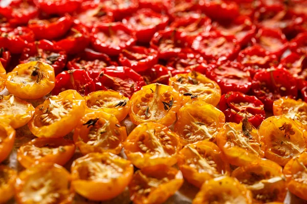 Soltorkade Tomater Torkade Röda Och Gula Körsbärstomater Närbild Soltorkad Tomat — Stockfoto
