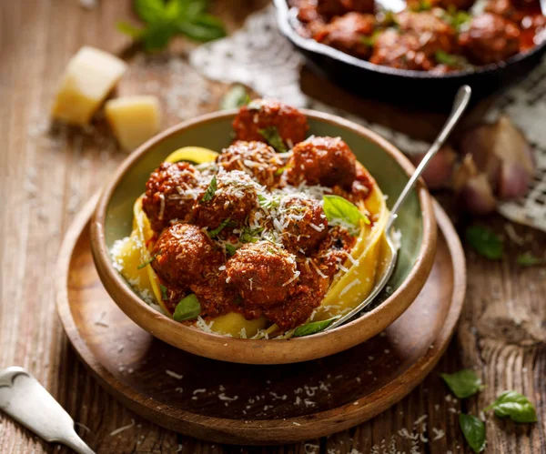 Frikadellen Tomatensauce Mit Pappardelle Pasta Bestreut Mit Geriebenem Parmesan Und — Stockfoto