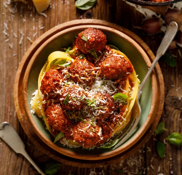 Frikadellen Tomatensauce Mit Pappardelle Pasta Bestreut Mit Geriebenem Parmesan Und — Stockfoto