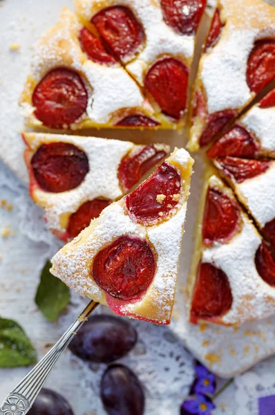 Ciasto Śliwkowe Tradycyjne Domowe Ciasto Owocami Podzielone Porcje Posypane Cukrem — Zdjęcie stockowe