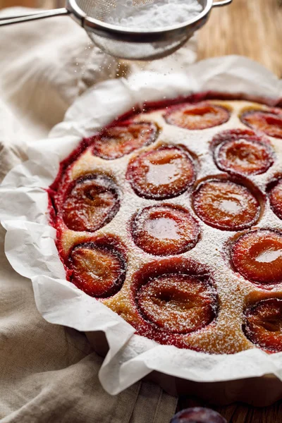 Plum Cake Traditional Homemade Cake Sweet Plums Sprinkled Powdered Sugar — Zdjęcie stockowe