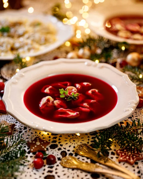 Julerødbeder Suppe Rød Borscht Med Små Dumplings Med Påfyldning — Stock-foto © zi3000 #313582156