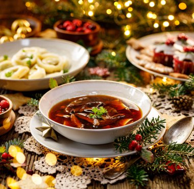 Yılbaşı mantar çorbası, geleneksel vejetaryen mantar çorbası. Festival masasında seramik tabakta kurutulmuş orman mantarlarıyla yapılır. Polonya Noel yemeği