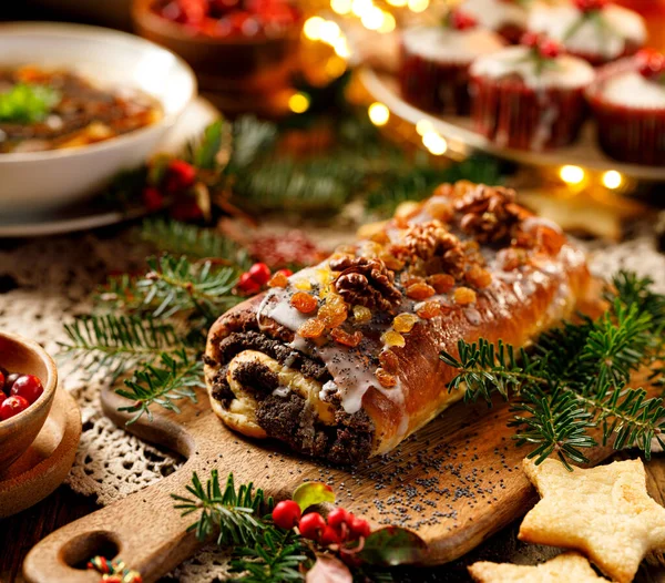 Рождественский Маковый Торт Покрытый Глазурью Украшенный Изюмом Грецкими Орехами Праздничном — стоковое фото