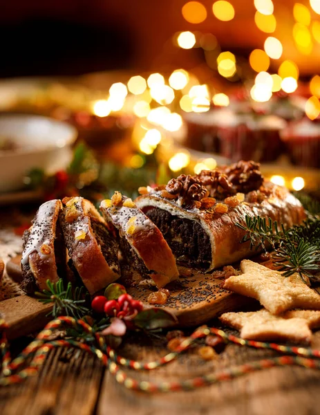 Рождественский Маковый Торт Нарезанный Маковый Торт Покрытый Глазурью Украшенный Изюмом — стоковое фото
