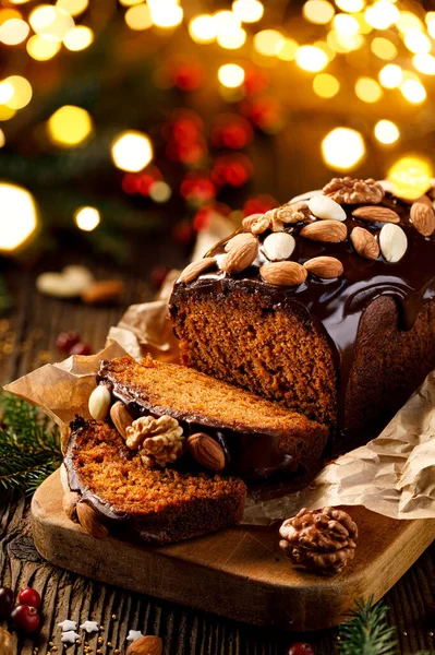 Рождественский Пряничный Торт Покрытый Шоколадом Украшенный Орехами Миндалем Праздничном Столе — стоковое фото