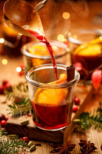 Noel Sıcak Kırmızı Şarap Sıcak Şarabı Bir Bardağa Doldurmak Yakın — Stok fotoğraf