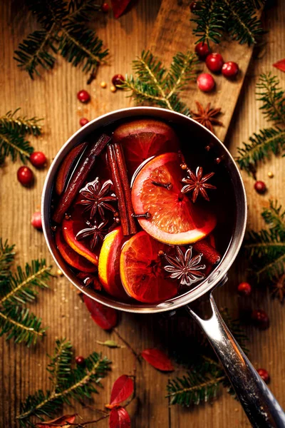 Boże Narodzenie Grzane Czerwone Wino Dodatkiem Przypraw Owoców Cytrusowych Garnku — Zdjęcie stockowe