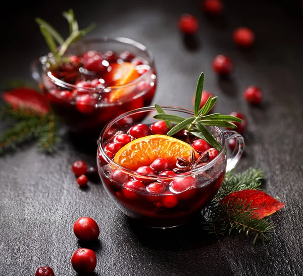 Vino Tinto Caliente Con Adición Arándanos Cítricos Especias Aromáticas Hierbas —  Fotos de Stock