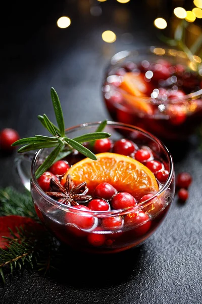 Roter Glühwein Mit Preiselbeeren Zitrusfrüchten Aromatischen Gewürzen Und Kräutern Glasbechern — Stockfoto