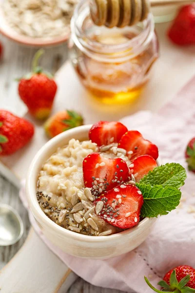 Harina Avena Con Adición Fresas Frescas Semillas Menta Tazón Cerámica — Foto de Stock