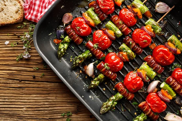 Grilled Skewers Green Asparagus Cherry Tomatoes Sausage Addition Herbs Grill — Stock Photo, Image