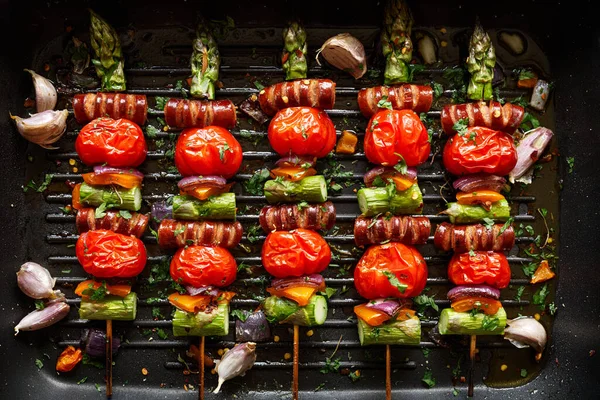 Espetos Grelhados Espargos Verdes Tomates Cereja Salsicha Com Adição Ervas — Fotografia de Stock