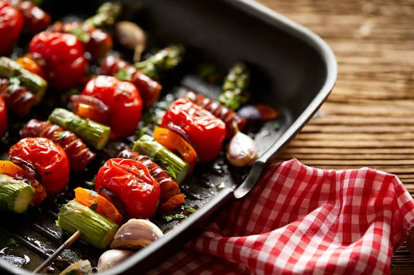 Espetos Grelhados Espargos Verdes Tomates Cereja Salsicha Com Adição Ervas — Fotografia de Stock