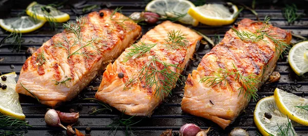 Gegrillte Lachsfilets Mit Frischen Kräutern Auf Einem Grillteller Aus Nächster — Stockfoto