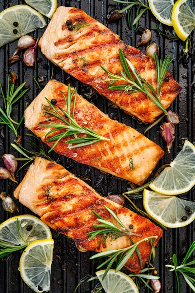 Gegrilde Zalmfilets Bestrooid Met Verse Kruiden Citroensap Een Grillplaat Van — Stockfoto