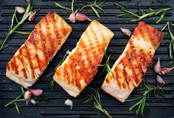 Gegrillte Lachsfilets Auf Einem Grillteller Von Oben — Stockfoto