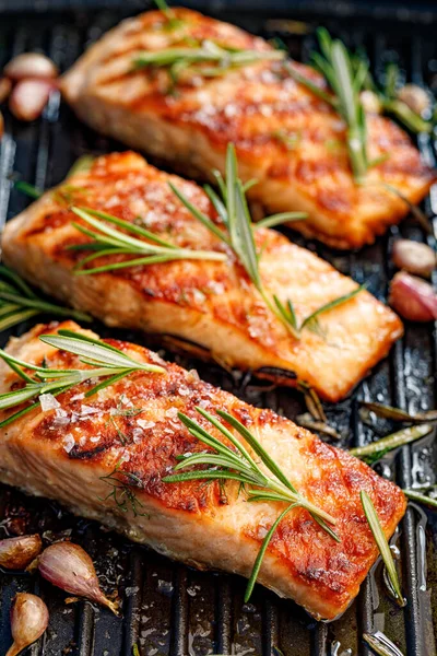 Grilled Salmon Fillets Sprinkled Fresh Herbs Grill Plate Close View — Stock Photo, Image