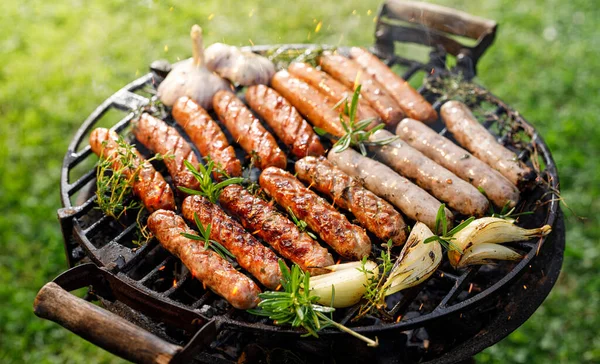 Grilling Sausages Sprinkled Herbs Spices Cast Iron Grill Outdoor Close — Stock Photo, Image