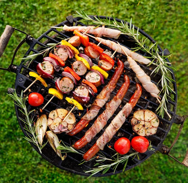 Asado Varios Alimentos Salchichas Verduras Pinchos Carne Con Hierbas Una — Foto de Stock