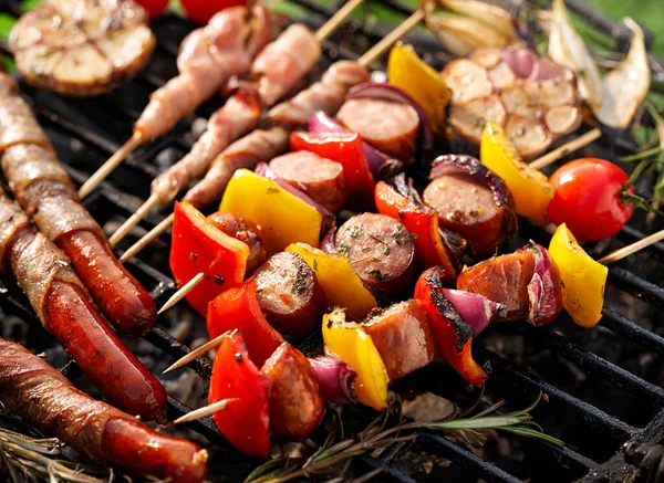 Grillezett Különböző Ételek Kolbászok Növényi Húsnyársak Fűszerekkel Egy Öntöttvas Grill — Stock Fotó