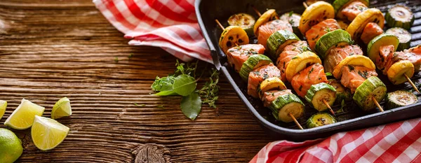 Skewers Lax Med Zucchini Grill Pan Trä Bakgrund Med Kopia — Stockfoto