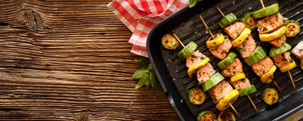 Lachsspieße Mit Zucchini Einer Grillpfanne Auf Einem Holzhintergrund Mit Kopierraum — Stockfoto