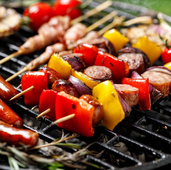 Grilled Meat Vegetable Skewers Cast Iron Grill Close View — ストック写真