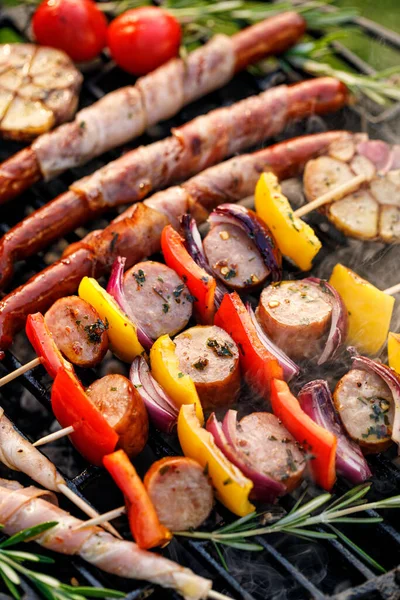 Grilled Meat Vegetable Skewers Cast Iron Grill Close View — ストック写真