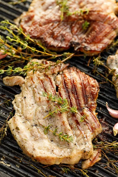 Grillezett Hús Sertésnyak Fűszerekkel Fokhagymával Öntöttvas Grilltálcán Közelről — Stock Fotó