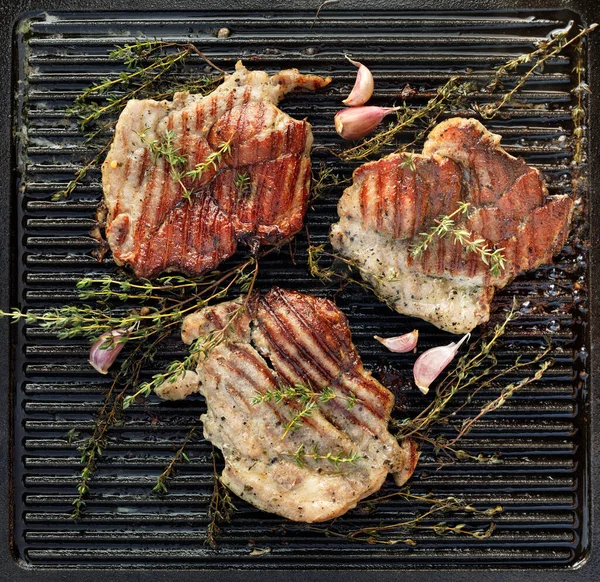 Grillat Kött Fläsknacke Med Timjan Och Vitlök Gjutjärnsgrill Ovanifrån — Stockfoto