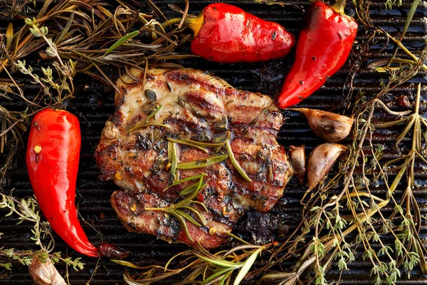 Grillezett Sertésnyak Aromás Fűszerekkel Fokhagymával Chili Paprikával Öntöttvas Grillsütőn Felülnézetből — Stock Fotó