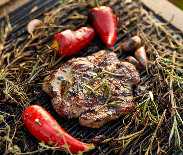 Grillad Fläskhals Med Aromatiska Örter Vitlök Och Chilipeppar Gjutjärnsgrill Närbild — Stockfoto