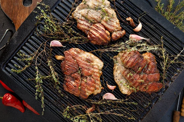 Grillad Fläskhals Med Aromatisk Timjan Och Vitlök Gjutjärnsgrill Utomhus Ovanifrån — Stockfoto