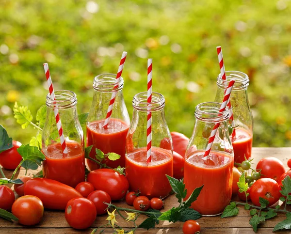 Tomatensap Glazen Flessen Met Papieren Drinkrietjes Verse Tomaten Van Dichtbij — Stockfoto