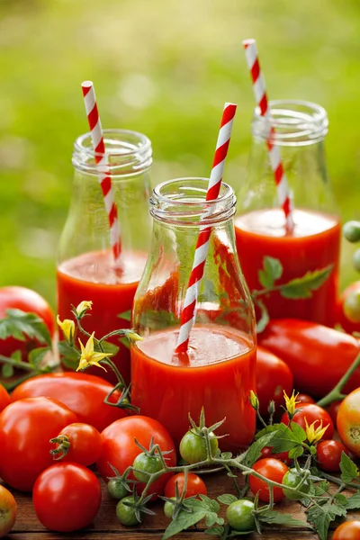 Tomatensap Glazen Flessen Met Papieren Drinkrietjes Verse Tomaten Van Dichtbij — Stockfoto