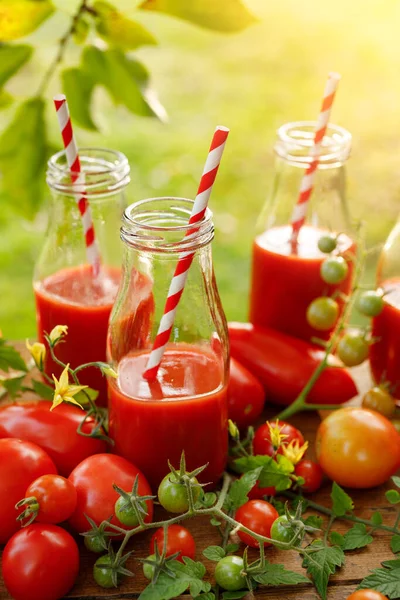 Tomatensap Glazen Flessen Verse Tomaten Een Houten Tafel — Stockfoto