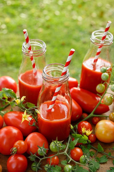 Tomatensap Glazen Flessen Verse Tomaten Een Houten Tafel — Stockfoto