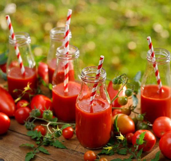 Tomatensap Glazen Flessen Met Papieren Drinkrietjes Verse Tomaten Van Dichtbij — Stockfoto