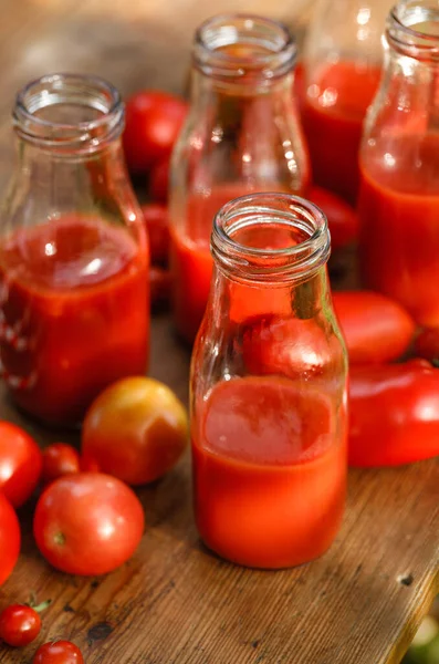 Tomatensap Glazen Fles Verse Tomaten Een Houten Tafel Van Dichtbij — Stockfoto