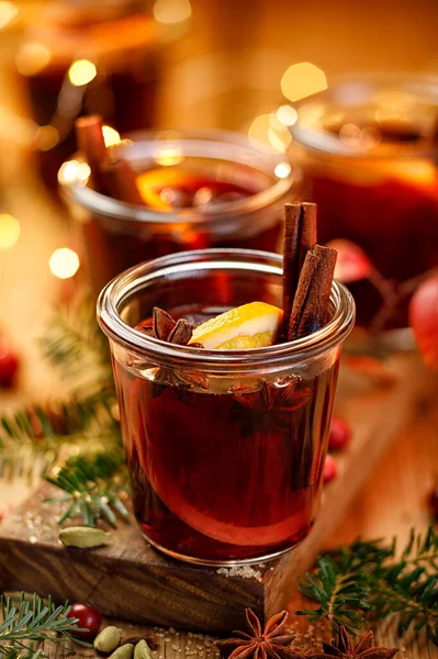 Weihnachtsglühwein Mit Aromatischen Gewürzen Und Zitrusfrüchten Auf Einem Rustikalen Holztisch — Stockfoto