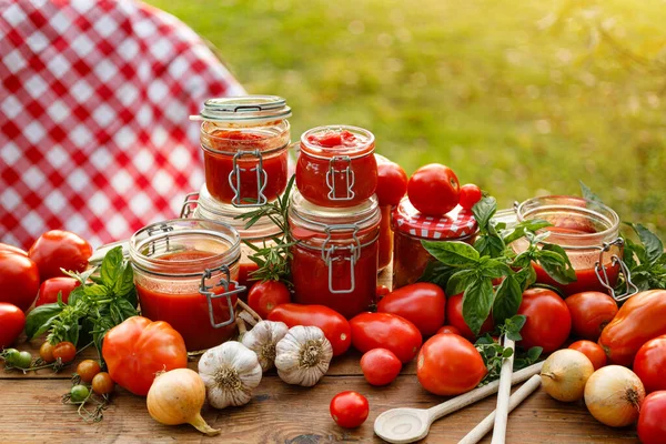 Zelfgemaakte Tomaten Conserven Glazen Potten Verse Tomaten Kruiden Een Houten — Stockfoto