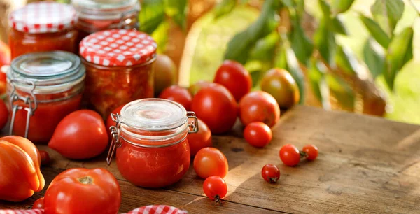 Zelfgemaakte Tomaat Bewaart Een Glazen Pot Verse Tomaten Een Houten — Stockfoto