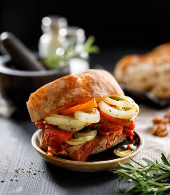 Ciabatta sandviçi, sebzeli ve ızgara domuz pastırmalı.