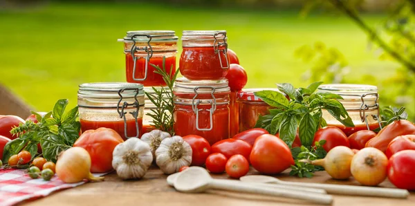 Zelfgemaakte Tomaat Bewaart Glazen Potten Verse Tomaten Kruiden Een Houten — Stockfoto