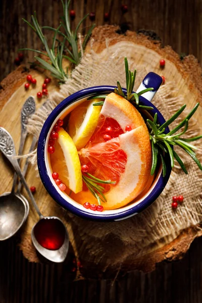 Caliente Con Cítricos Aromáticos Romero Jugo Frambuesa Una Taza Esmalte — Foto de Stock